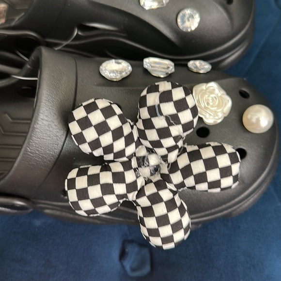 BRAND NEW!! Floral Design Sandals - Picture 5 of 5